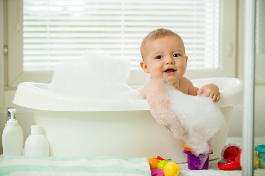 Bebê tomando banho em banheira infantil